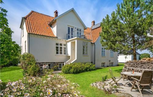 a white house with a yard with a table at Awesome Home In Martofte With Wifi in Martofte
