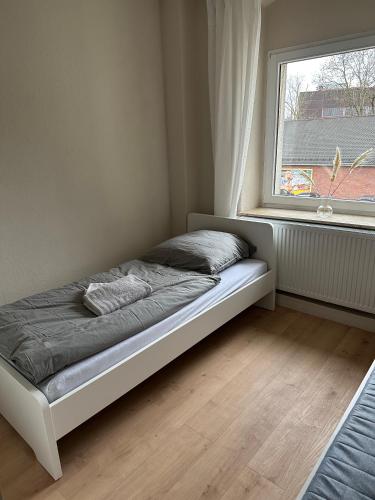 Bett in einem Zimmer mit Fenster in der Unterkunft Nur ein Augenblick vom Weltkulturerbe entfernt! GE1L in Essen