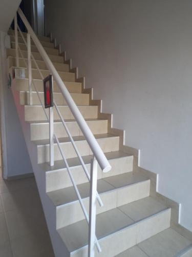 un conjunto de escaleras con pasamanos en un edificio en La casita de Loy en Tandil