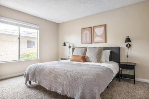 Ένα ή περισσότερα κρεβάτια σε δωμάτιο στο Glendale 1BR w Pool Gym walkable location LAX-424