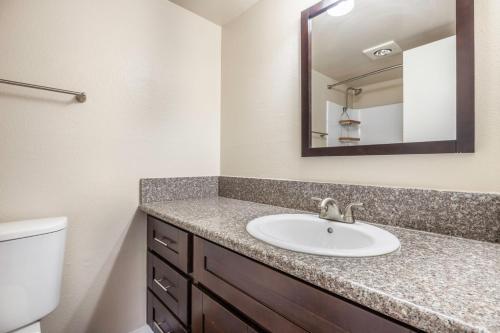 Ένα μπάνιο στο Glendale 1BR w Pool Gym walkable location LAX-424