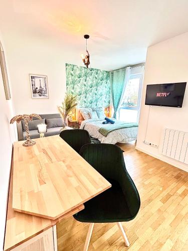 un salon avec une table et une chambre dans l'établissement Coco Jungle - L'aventure Disney, à Montévrain