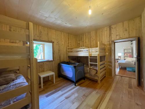a room with bunk beds in a wooden cabin at grande demeure d'exception in Clairvaux-les-Lacs