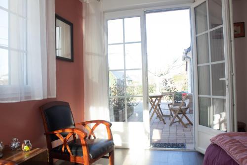 une chambre avec une porte ouverte sur un patio dans l'établissement Du coté de chez Swann 1, à Trouville-sur-Mer