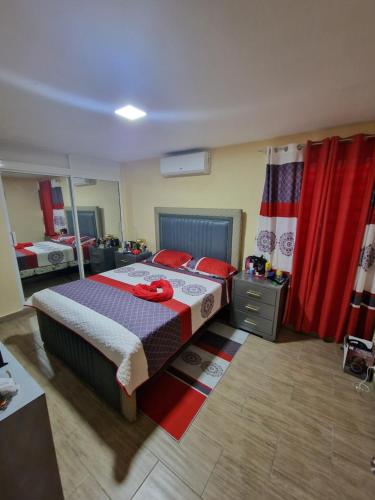 una camera da letto con un letto grande con cuscini rossi di Villa vacacional Rikheriluz a La Romana