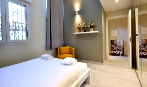 1 dormitorio con 1 cama, 1 silla y 1 ventana en [Luxury apartment near Niguarda] Graziano39, en Milán