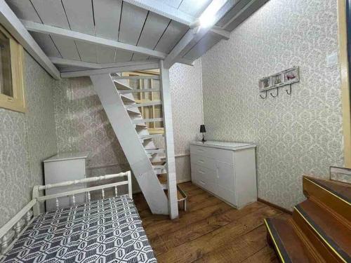 Cette chambre dispose d'un escalier, d'un bureau et d'une étagère. dans l'établissement Casa das flores - Lavras Novas, à Lavras Novas