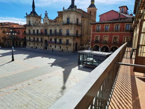 uma vista de uma ponte sobre uma cidade com edifícios em Feeling Home Plaza Mayor em León