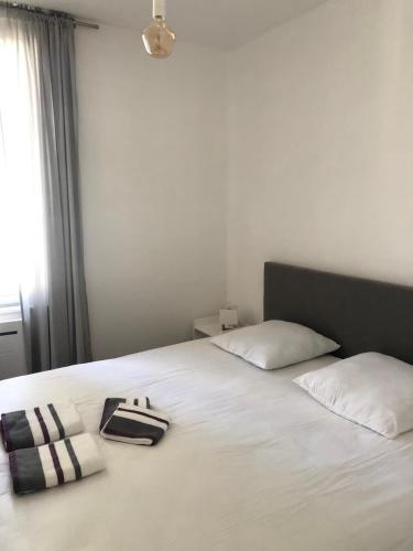 - un lit blanc avec 2 oreillers et un plateau dans l'établissement S&P home, à Tours