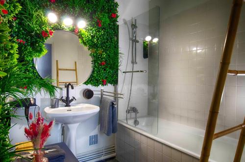 La salle de bains est pourvue d'un lavabo, d'un miroir et d'une douche. dans l'établissement Sweet Nina Jazz- Appartement Cosy de 70 M2 Hyper Centre, au Mans