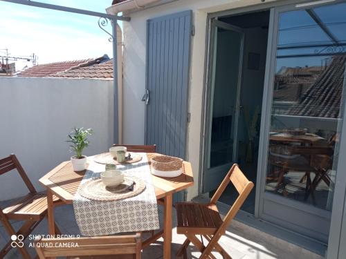 d'une table et de chaises sur une terrasse avec balcon. dans l'établissement Les terrasses, à Arles