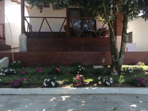 un giardino di fiori di fronte a un edificio di Bosque Macadamia a El Tejar