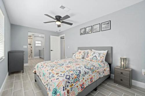 a bedroom with a bed and a ceiling fan at Clearwater Charm in Clearwater