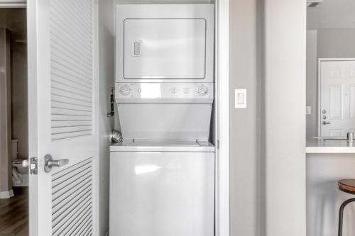 Koupelna v ubytování Pasadena 1br w gym pool nr Colorado Ave LAX-857