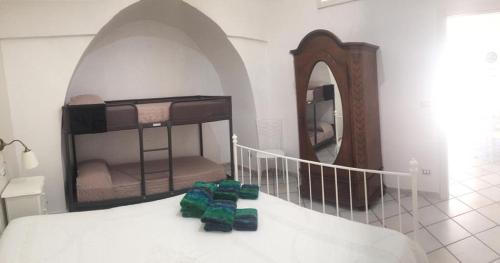 una camera da letto con un letto e un grande specchio di Casa Nimeca a Palagiano