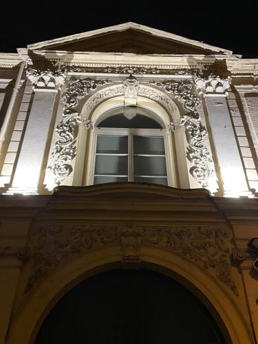 een gebouw met een raam erop bij Appartement 2pers «Le Parisien » in Saint-Omer