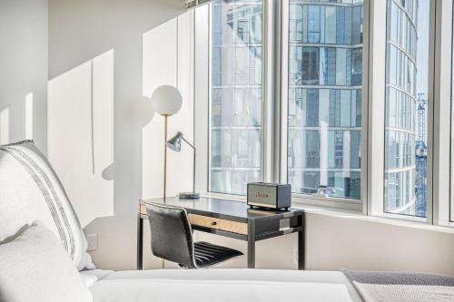 ein Schlafzimmer mit einem Schreibtisch und einem Laptop darauf in der Unterkunft Downtown Bellevue Studio w Gym WD nr shops SEA-116 in Bellevue