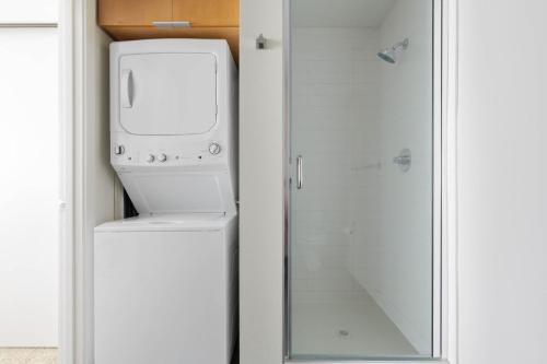 ein Kühlschrank und eine Waschmaschine und ein Trockner in einem Zimmer in der Unterkunft Downtown Bellevue Studio w Gym WD nr shops SEA-116 in Bellevue