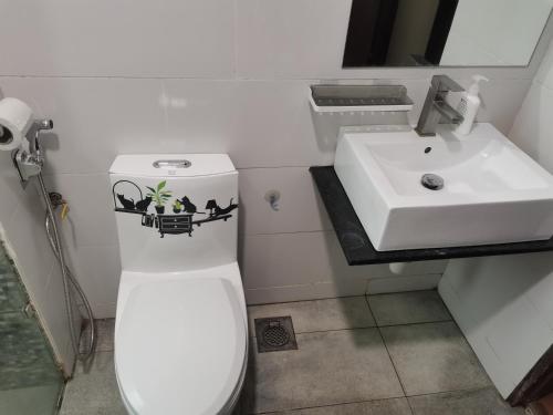 ein Badezimmer mit einem weißen WC und einem Waschbecken in der Unterkunft teo resident 2 vivacity jazz suite 4 in Kuching