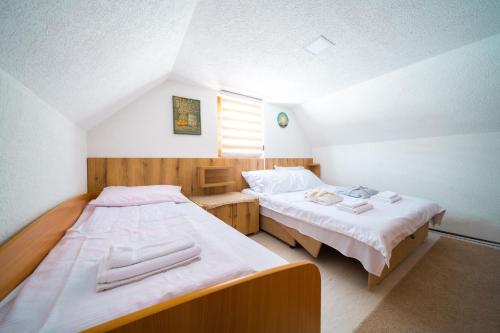 two beds in a small room with at Golijski Vuk in Raška