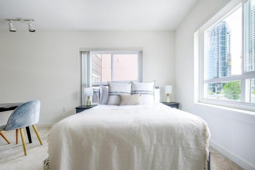 Postel nebo postele na pokoji v ubytování Downtown Bellevue Studio w WD Rooftop nr all SEA-139