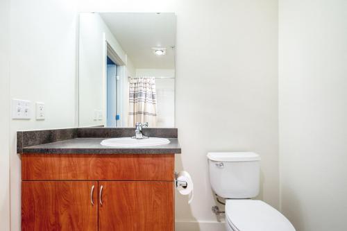 Koupelna v ubytování Downtown Bellevue Studio w WD Rooftop nr all SEA-139