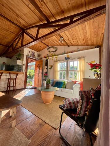 a living room with a couch and a table at Casa das flores - Lavras Novas in Lavras Novas