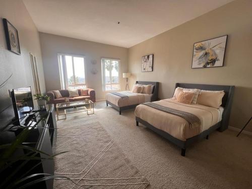 um quarto com 2 camas e uma sala de estar em Amazing Universal Studios Loft FREE parking em Los Angeles