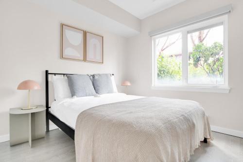 Voodi või voodid majutusasutuse Bellevue 2BR w Indoor Pool Gym easy commute SEA-279 toas