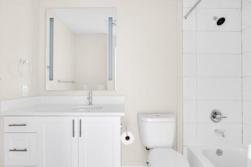 Vannituba majutusasutuses Bellevue 2BR w Indoor Pool Gym easy commute SEA-279