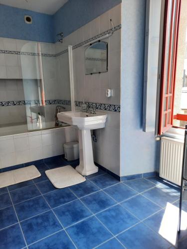 Kúpeľňa v ubytovaní Maison Spacieuse avec du Charme - Tout proche de la mer