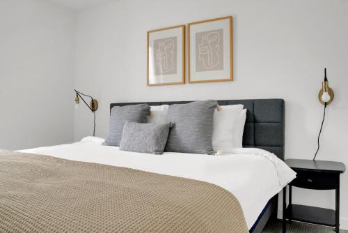 Ένα ή περισσότερα κρεβάτια σε δωμάτιο στο Bellevue 2BR w Gym WD nr Spring District SEA-415