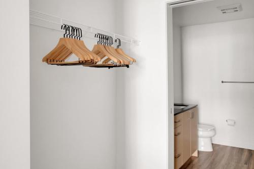 Ένα μπάνιο στο Bellevue 2BR w Gym WD nr Spring District SEA-415