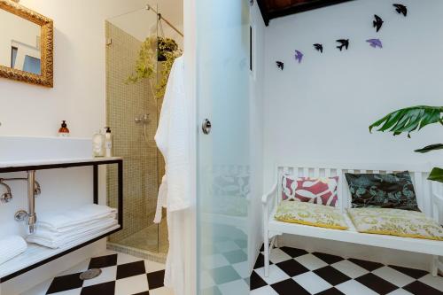 y baño con ducha, aseo y lavamanos. en Your Vintage Townhouse, en Lagos