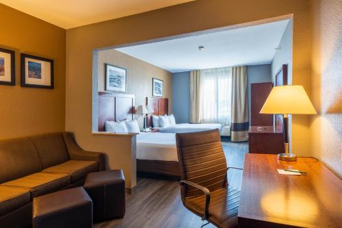 um quarto de hotel com uma cama e um sofá em Quality Suites NE Indianapolis Fishers em Fishers
