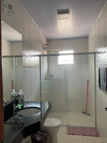 une salle de bain avec une douche en verre et des toilettes dans l'établissement Casa Aconchego Mineiro, à Ouro Preto