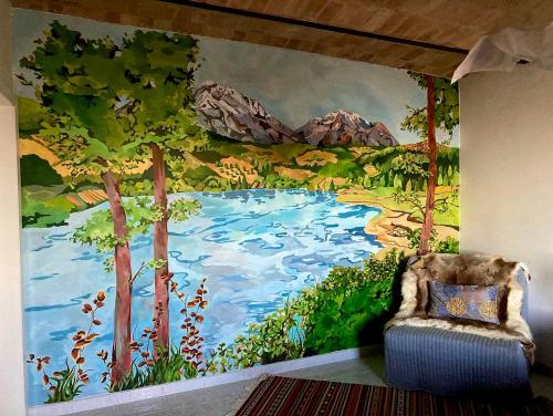 una sala de estar con una pintura de un río en Terracielo Ramona B&B Homestay Penne en Penne