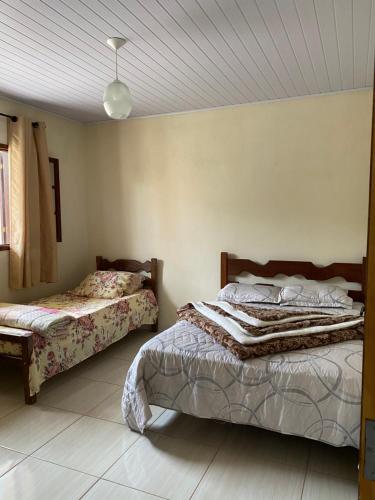 - une chambre avec deux lits et un plafond dans l'établissement Casa Aconchego Mineiro, à Ouro Preto