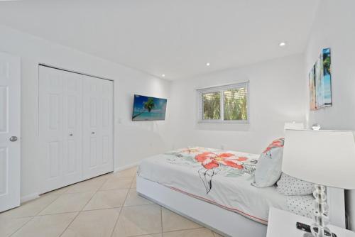 Katil atau katil-katil dalam bilik di Close to Vanderbilt Beach home!