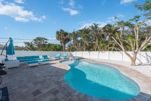 Kolam renang di atau dekat dengan Close to Vanderbilt Beach home!