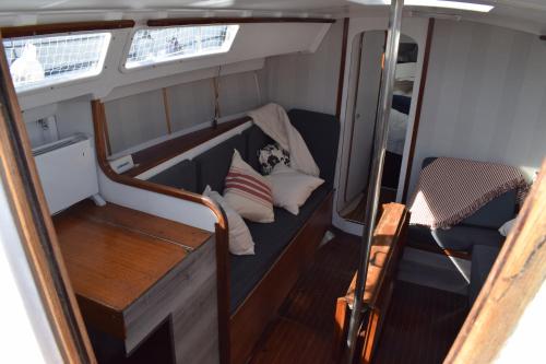 Postel nebo postele na pokoji v ubytování Velero en Puerto de Valencia - E&M Boats