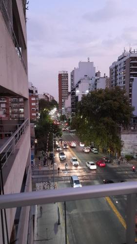 a view of a busy city street with cars at Amplio monoambiente en edificio moderno in Buenos Aires