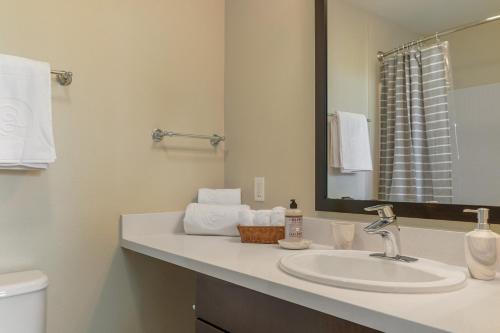 Ένα μπάνιο στο Garden Alameda 2BR w Gym Pool nr Caltrain SFO-195
