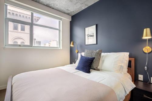 Voodi või voodid majutusasutuse Lower Nob Hill 1BR w WD Roofdeck CVS on site SFO-148 toas