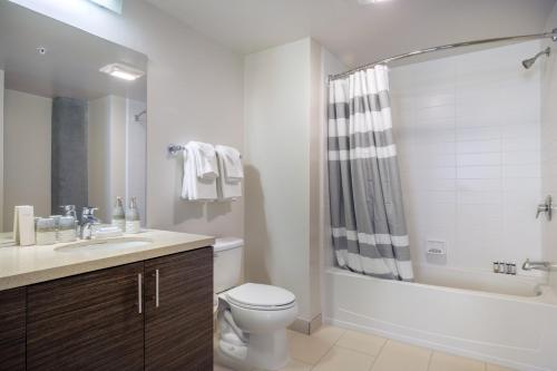 Vannituba majutusasutuses Lower Nob Hill 1BR w WD Roofdeck CVS on site SFO-148