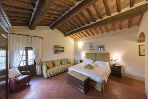 a bedroom with a bed and a couch in a room at Relais La Martina in Pietraviva