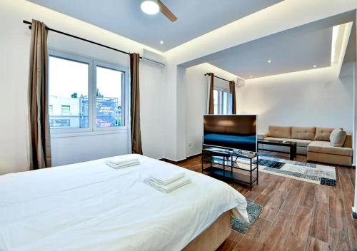 Boutique40 Luxury Apartment في أثينا: غرفة نوم بسرير واريكة ونافذة