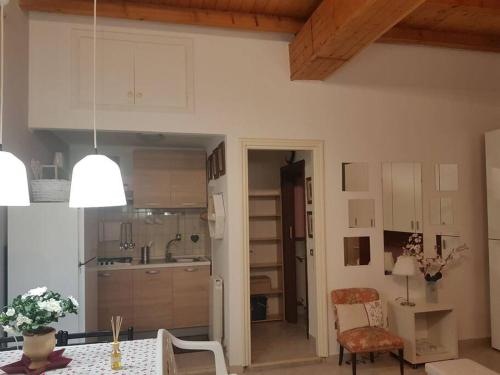 cocina con mesa y sillas en una habitación en a casa di Max, en Trezzo sullʼAdda