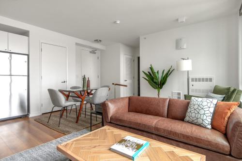 Coin salon dans l'établissement SoMa 1BR w WD Gym Roofdeck nr Muni BART SFO-273