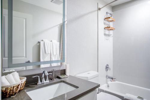 Koupelna v ubytování Mountain View 2BR w Gym Spa Parking nr Dining SFO-380
